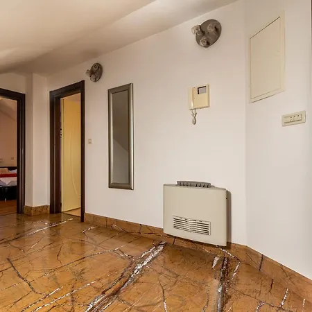 Sara-trogir Center-pool-parking Villa