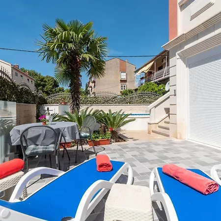 Sara-trogir Center-pool-parking *