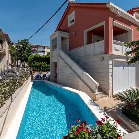 Sara-trogir Center-pool-parking * Trogir