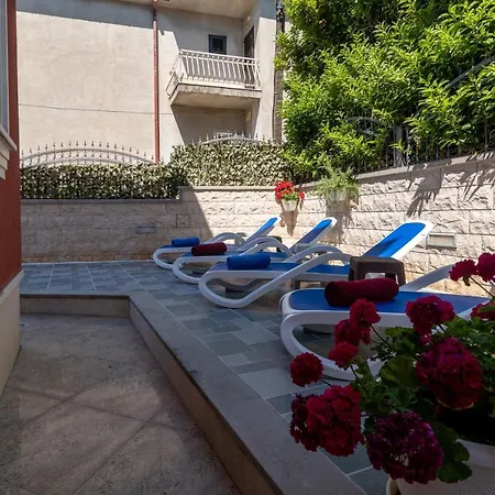 Sara-trogir Center-pool-parking *