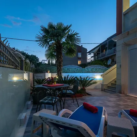 Sara-trogir Center-pool-parking Vila *
