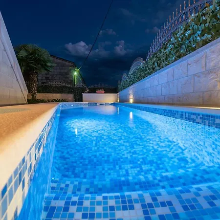 Vila Sara-trogir Center-pool-parking *